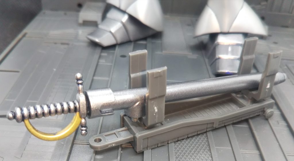 攻撃兵装はコロニー内戦闘を想定して高出力ビームサーベルからヒートレイピアという専用剣に変更、格納用の鞘も製作しました。この武器は斬撃よりも突く攻撃に向いています。まさしく「突撃」ですね!因みに…このレイピアは元々、弁当箱の中でウィンナーに刺さってました(^^;