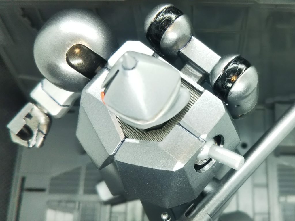 頭部はアンテナを短縮化、モノアイにHアイズを取り付け、首元は筋彫り入りプラ板を貼ってます。肩の関節は棒接続だったのでボールジョイントを仕込んで自由度を上げています。