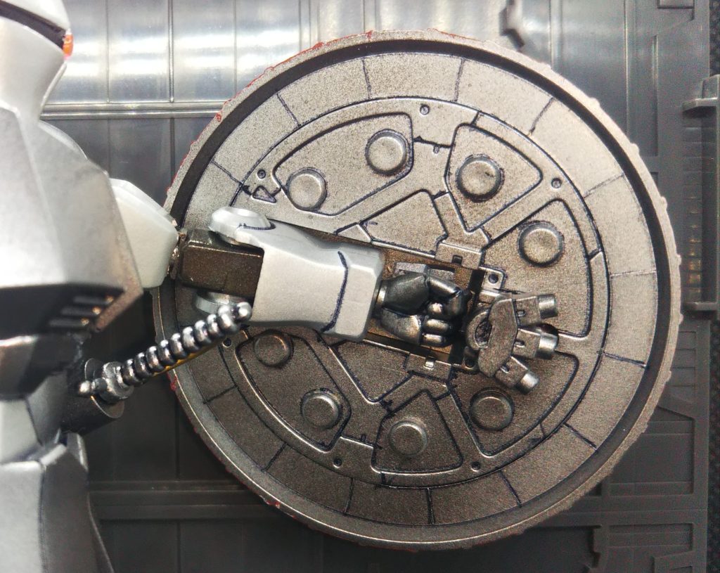 なおシールドは取り付け方法を変更して腕部に直付け、スモークディスチャージャーを装備しました。