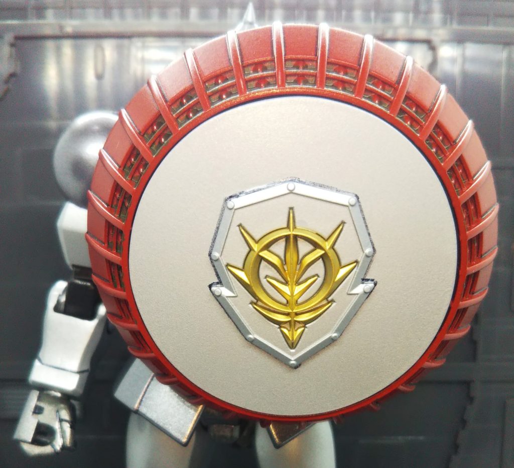 防御兵装はオリジナルに近いラウンドシールドですが、使い勝手の難しいハイドボンブは廃止して(パイロットの多くは学徒兵なので)大きな国籍レリーフのついた防御板を取り付けてます(国威発揚)。この防御板、実は磁石を仕込んで外れるようになっていて…