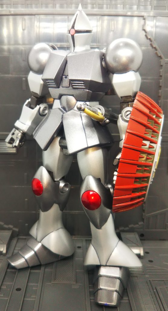 本土決戦を前にして時間も予算も無いため、塗装工程を省いて金属地肌のまま配備された…という設定のこの塗装は缶スプレーですが、色味の違う2色のシルバーで塗り分けてみました。設定はさておき、ギャンのスタイルと相まって中世の騎士感が増したかと思いますが、どうですか?