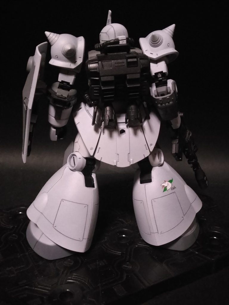 背面。脚にさり気なく?マツナガ専用機のデカールを。