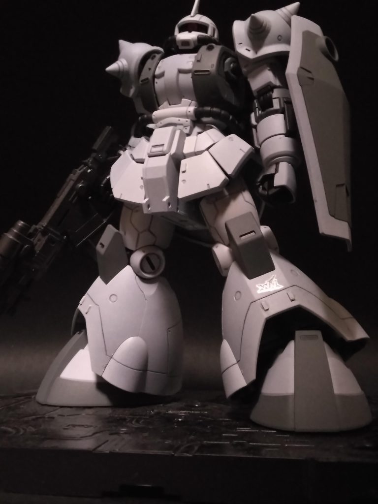 イメージとしては「虹霓のシンマツナガ」の最終戦後の話。大破した高機動型ザクⅡ予備機を部下達が回収。そこにマツナガの姿は無く、行方不明となるが、部下達は彼の帰還を信じ、回収したザクⅡの修繕に取り組む。しかし元のパーツは無いため、ツィマット社などに協力を求め物資を調達。結果的に以前の性能を上回る「高機動型ザクⅡ改修型」となった。