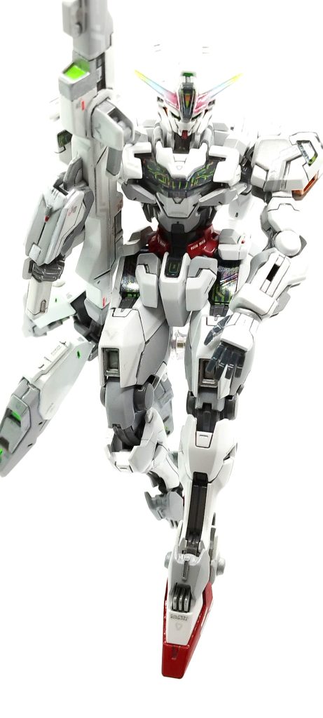 あからさまに弄りましたね?と思われない改修とカラーリングを意識しまくりました。ちなみに、塗り分けガッツリしてますが、ほとんど成型色ホワイト、グレー部はサフ、赤部は筆塗り、細かい箇所はシルバーで。ディテール部にチップ埋め込みなんかしてます。