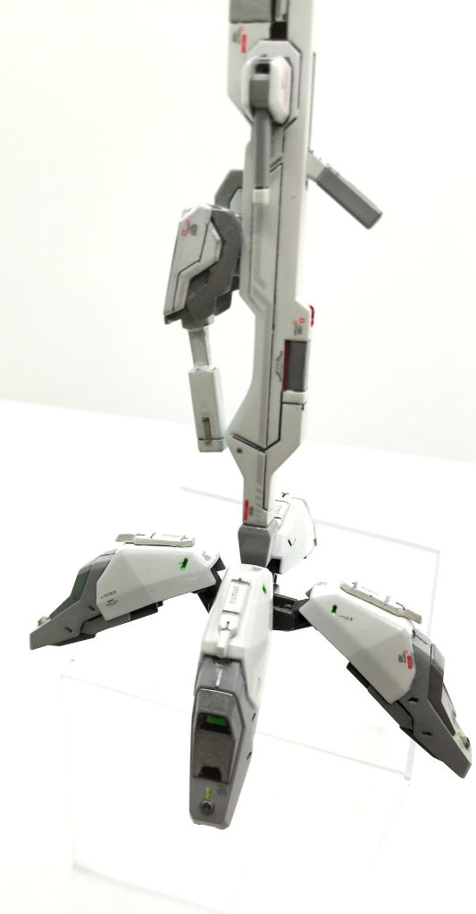 特にこの持ち手?スクラッチで作りましたこれにより謎のジョイントでバックパックから繋がなくても持てるように!パーツ一部はMGサザビーのビームサーベル持ち手からパクリました。ある程度可動します。