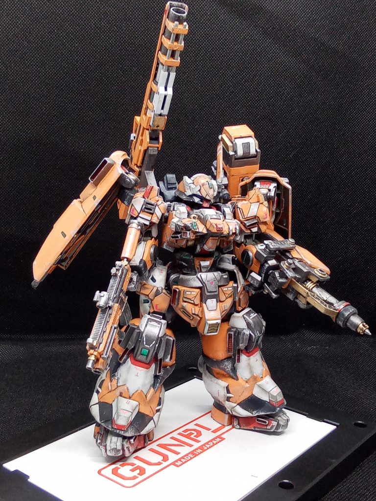 改造箇所・頭部デザインを変更・胸部デザインを変更・両肩デザイン変更・腰を1cm延長・脚部を2cm延長+デザイン変更・バックパックに装備を増設可能に変更・武装を変更