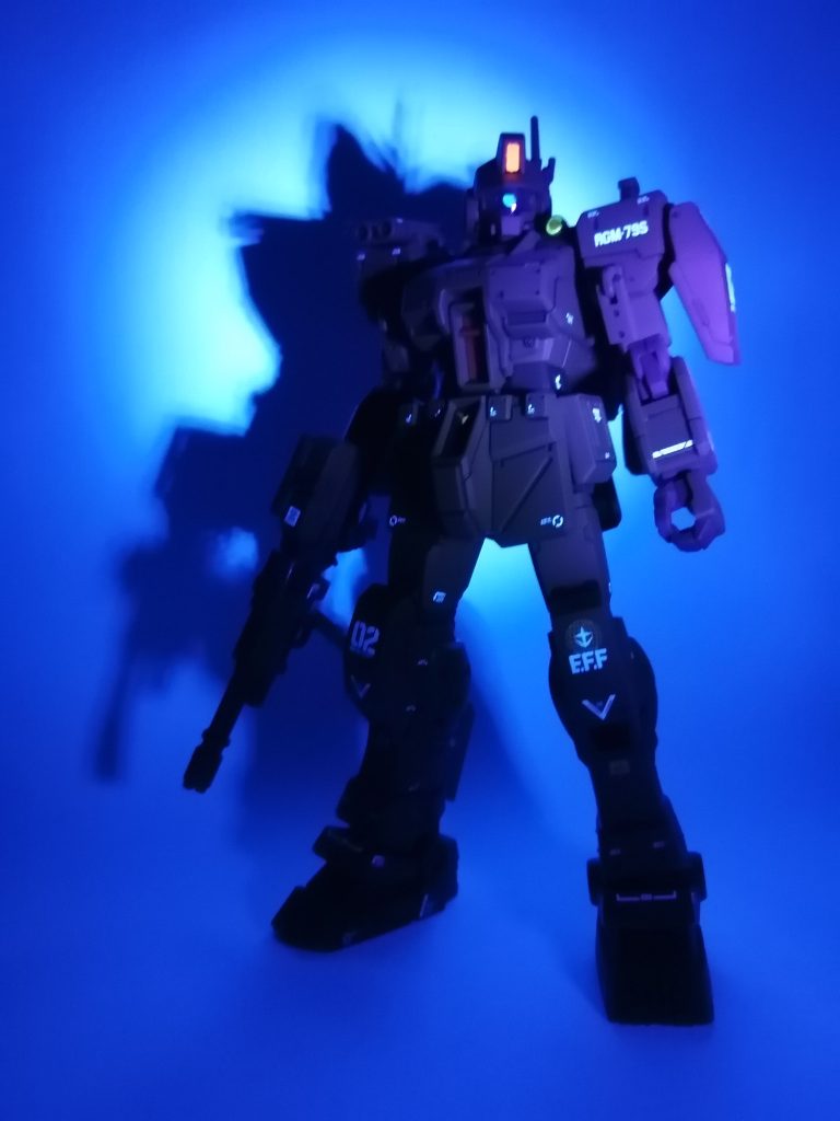 頭部カメラ・スコープは蛍光カラーで塗装しました。UVライトで発光します。