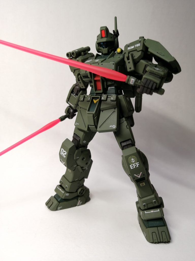 ビームサーベルを構えたポーズもさまになります。