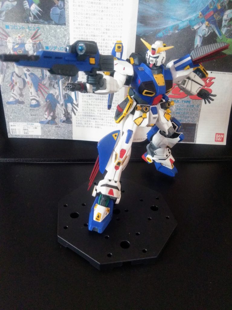 イロプラ全盛期のキットなので｢キットは頑張って｣色分けされていました😥　　　　　　　　　　　　　まぁ、ヤッてはみたけど自分こういった派手なカラーリングはチョッと・・・アレなんで😔💨｢専用ビームライフル｣　　　　　　　　　　　　　　　そしてやっと｢ディスプレイベース｣を購入出来ました😭 此れで100円は破格過ぎん❓