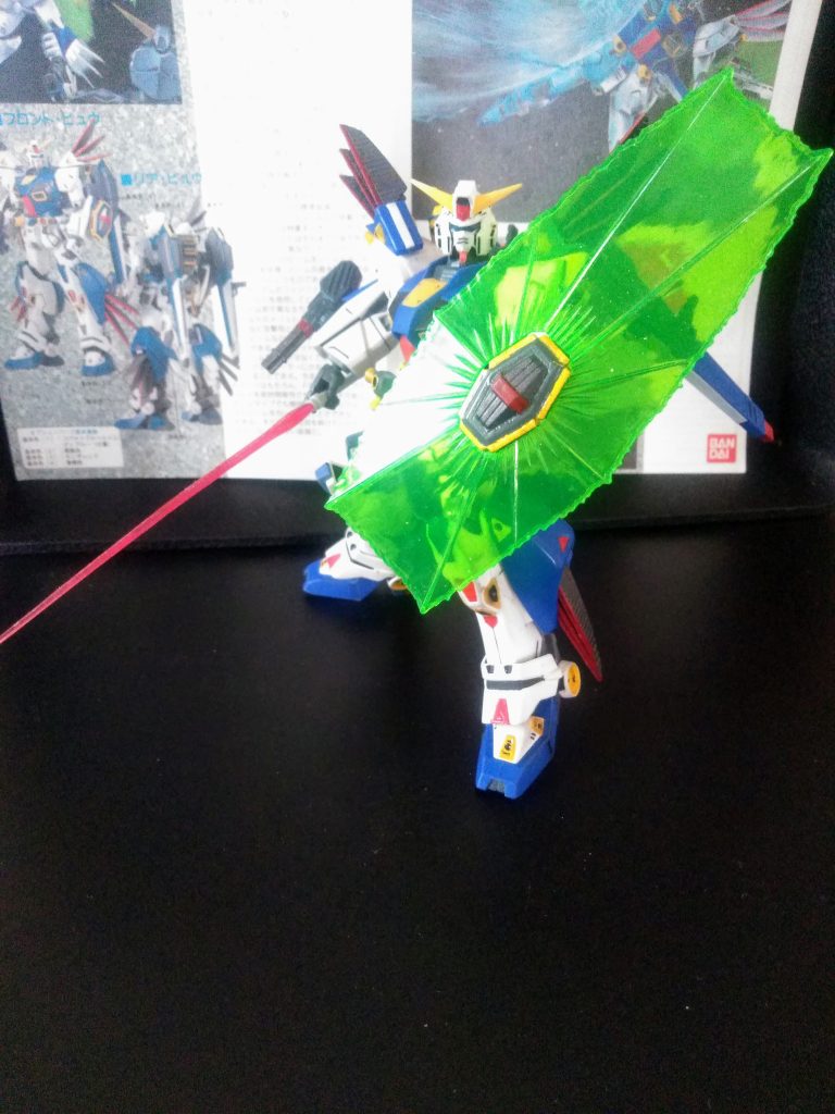 お顔もチョッとは｢ガンダムらしく｣なったかと😊　　　　　　　　　　　　　　　　　　　　　　　｢ビーム サーベル & ビーム シールド｣ 起動❗