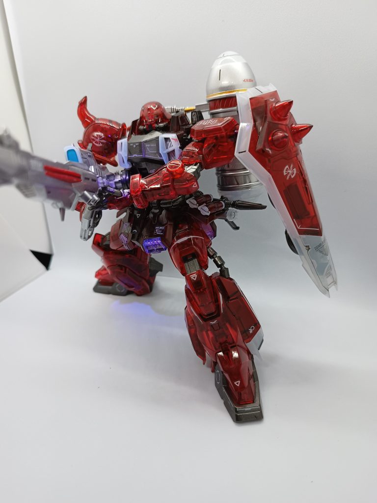 ポージングが難しく箱絵のようにしようとしたところどうしても左手で握ることができず左手は添えるだけにしました。