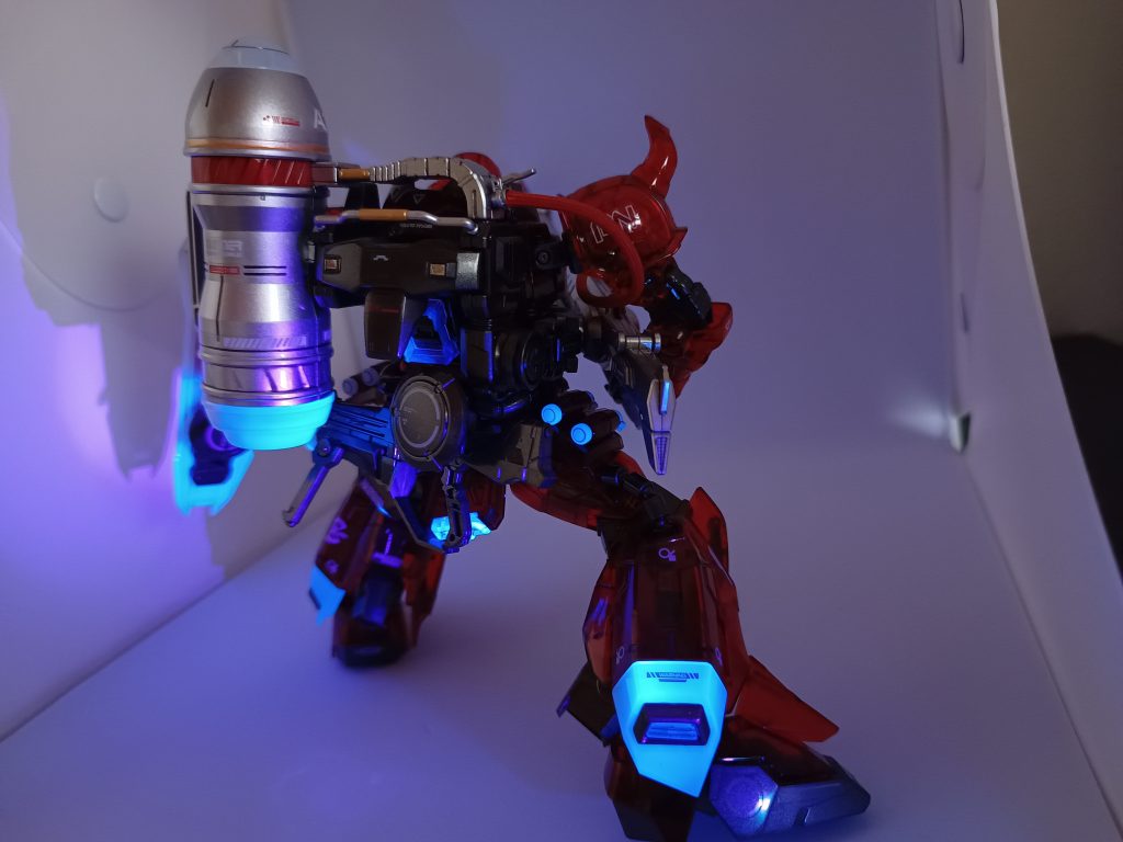 ブラックライトで光ます。