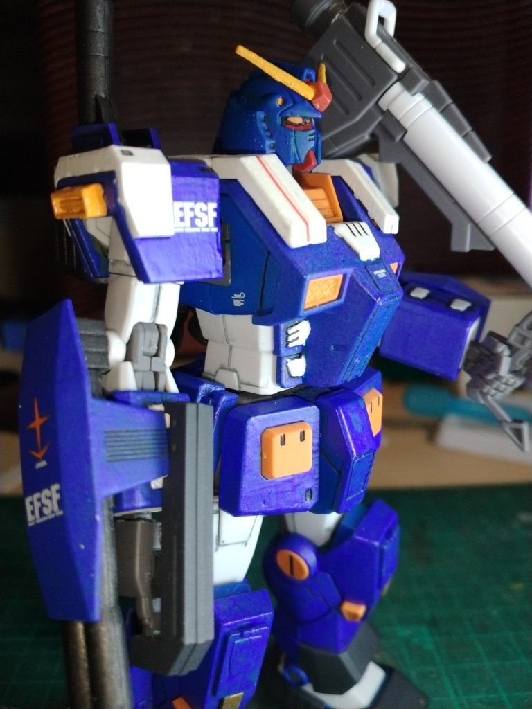 中の人と外装アーマーは色を変えて全塗装しました。また、MGのブルーカラーverに寄せようと肩アーマーにスラスターを追加しました。