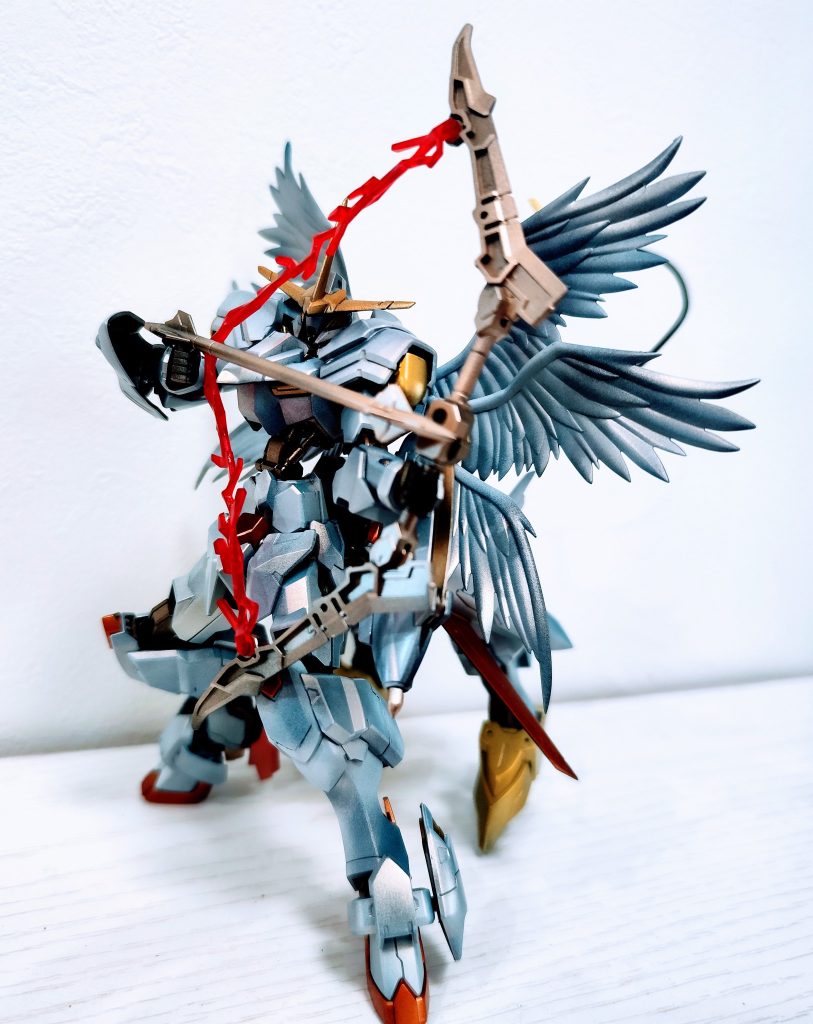 シルバー下地のクリアホワイトをベースに気持ち程度のパールを吹きました。ゴールドを5種類ぐらいクリアもつかって色分けしてフレームはカッパーです。