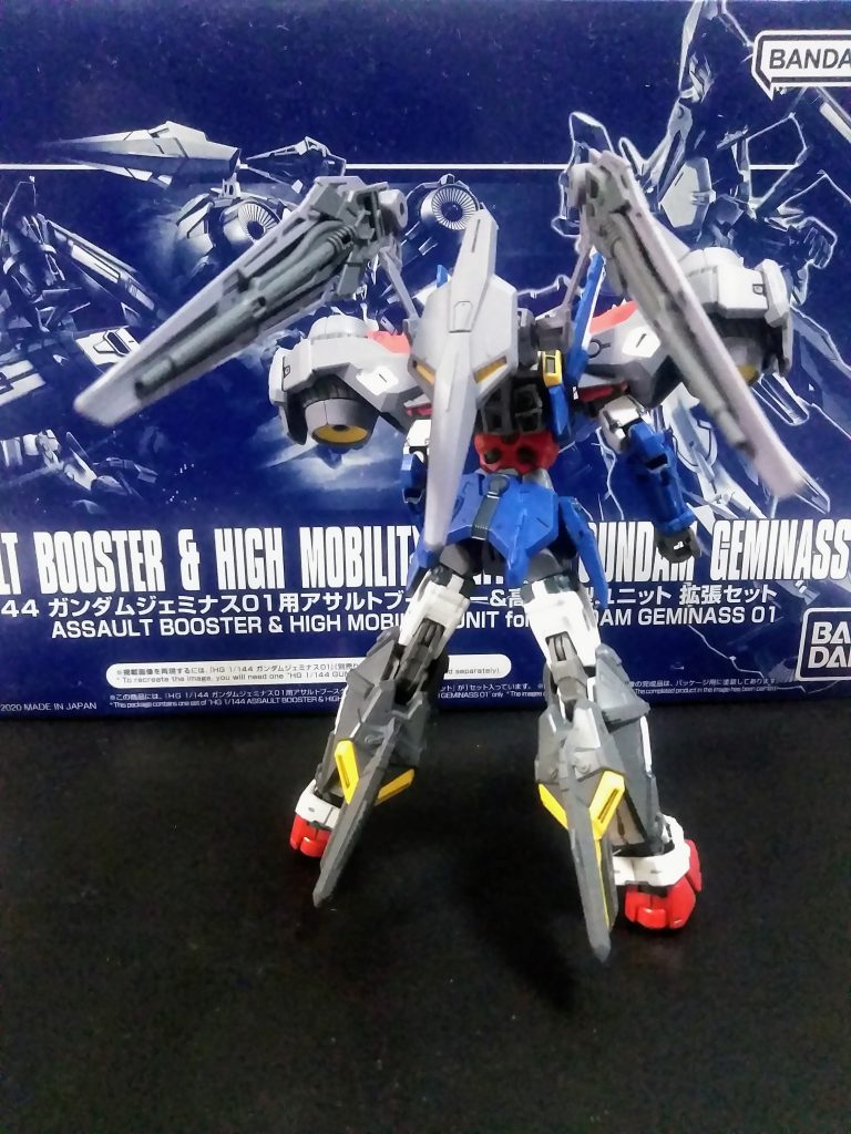 ハイ。背中🙁 ブースターは違うモノに為っています🤔 どうも「ビーム砲」らしきモノが在りますが解説がないので「よぅ 判らん😵🌀」調べる気も湧かんしね😋