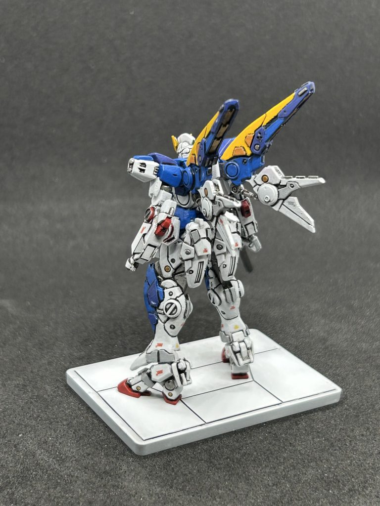 ミノフスキードライブの噴射口はタガネで彫ったあと加工したプラ板を貼っ付けました。