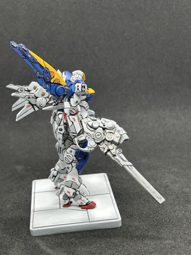 武装はオリジナル武器で、大型のビームライフルを作成。元々付属のスプレービームポッドとメガビームキャノンを組み合わせて外連味溢れた浪漫武器にしました。ウッソの要望で手持ち武器に変更した…というような妄想です。笑武器の色迷ったんですが、試作品っぽく白とシルバーで主張し過ぎないようなカラーリングにしてみました。