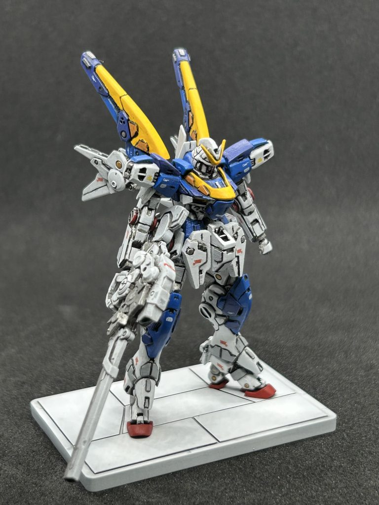 脚の付け根を下げて脚長くしてるんで、スタイリッシュになったと思います。腕も肩パーツと腕パーツの付け根に、薄いパーツを挟んでるんで、実は少し長くなってます。アンテナも折れない程度にシャープにしてます。