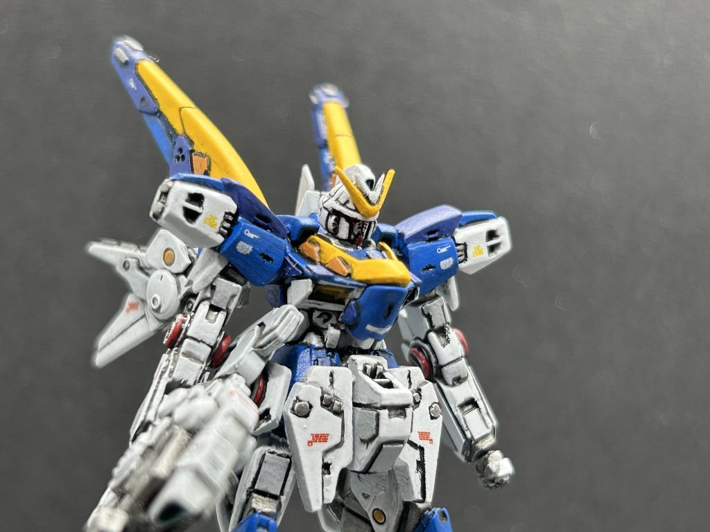 モノアイもわざわざプラ板貼って塗り分けたんですが、写真だと目元が暗くなってしまい上手く撮れませんでした。フラッシュ使う勇気はありません。への字ダクトの真ん中に筋彫りして縦線を入れました。V2の大事なチャームポイントですから。