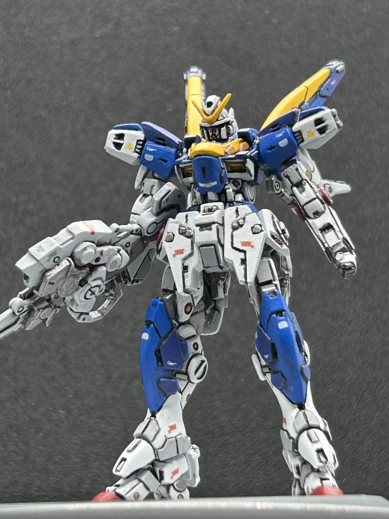 肩、股間、肘の赤いパーツはスクラッチし、あとは元のアサルトバスターのパーツを削ったり、プラ板付けたり、ジャンクパーツでディティールUP。