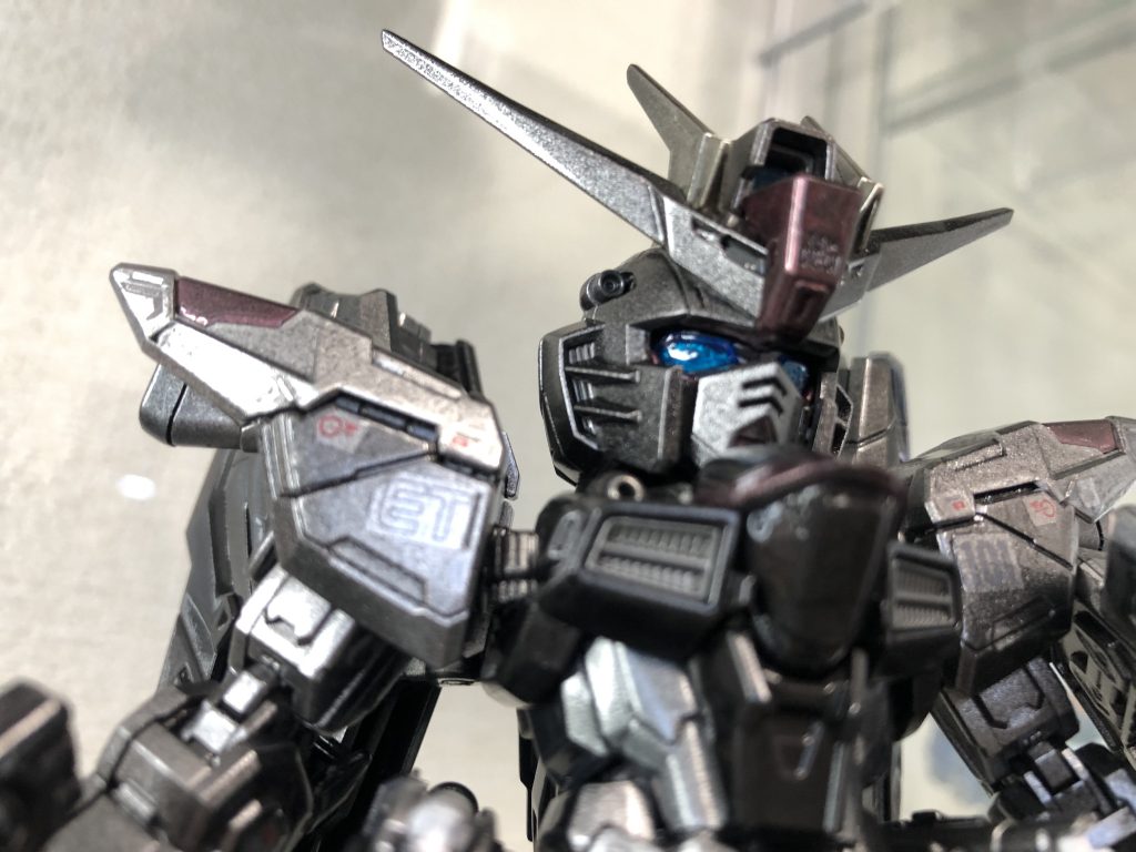 ツインアイはカラーレジン青で複製してみました。なんだかF91みたいな印象になりますね。