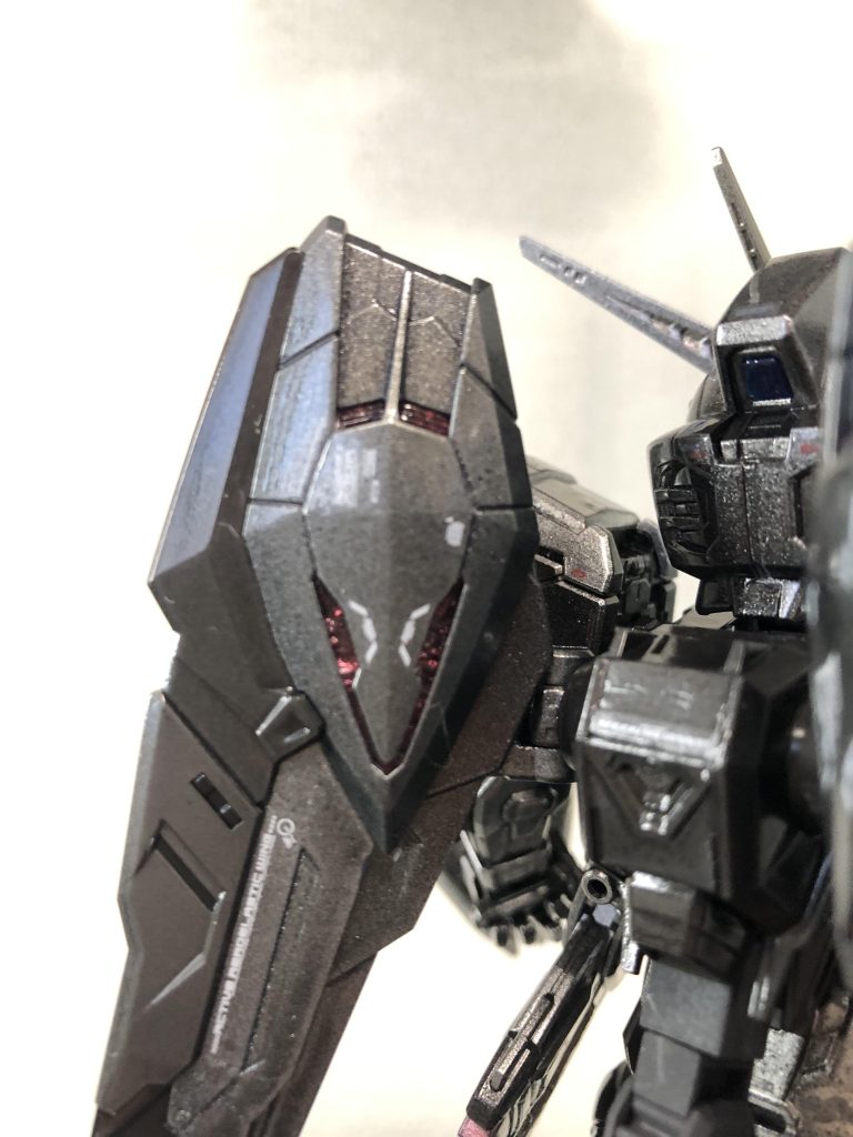 翼のクリアパーツも複製で色を変えました。リフレクションカットなる造形も生きてます。