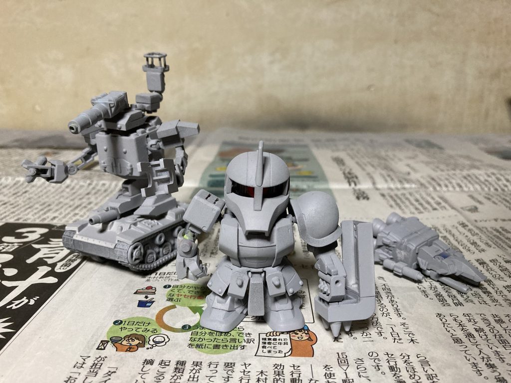 サーフェイサー後。右のヤツは本作とは関係のないSガンダムあまりパーツで作ったセンチネル版コアブースターです。