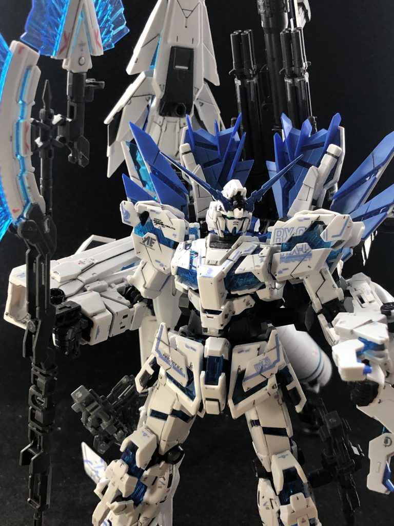 まずユニコーンガンダム本体へ墨入れ塗装やペルフェクティビリティ専用のデカールを貼りました胸や肩辺りの情報量の多さが個人的お気に入りポイントです