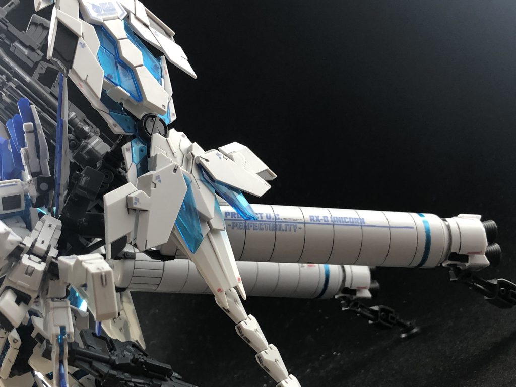 次にアームドアーマーDEとプロペラントタンクの干渉問題を軽減させましたDEの接続ユニットの向きを変更し高さを調整しました(プロペラントタンクにも墨入れをしたり専用のデカールを貼ったりしました)