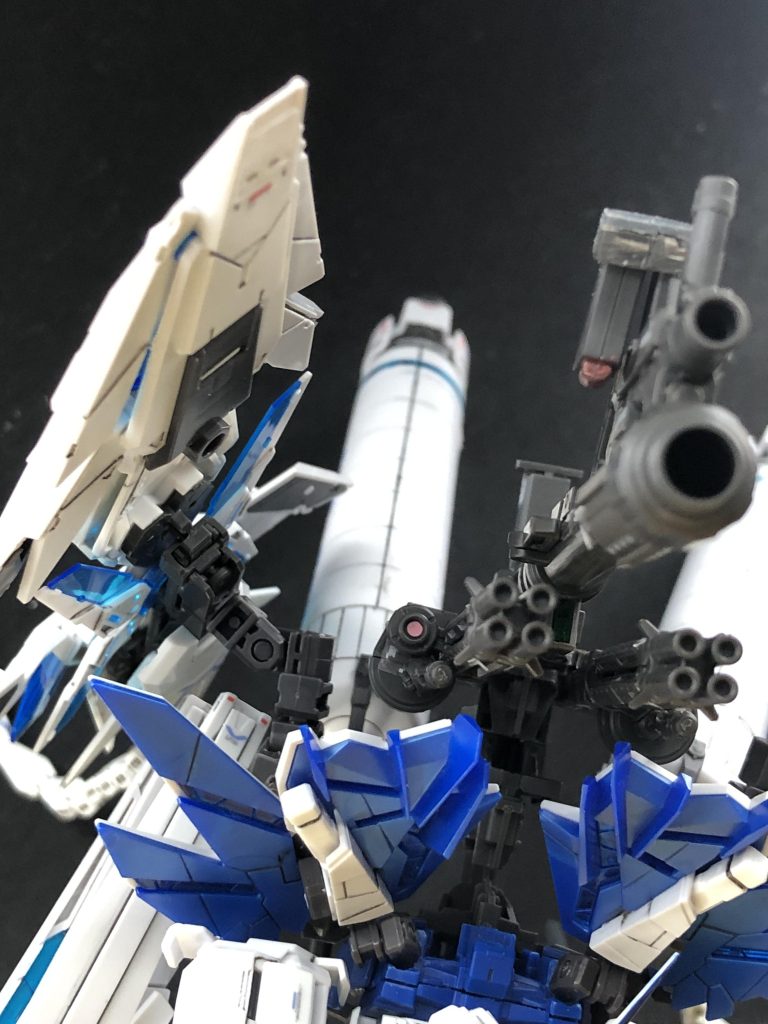 そしてアームドアーマーXCとビームガトリングガン、ハイパーバズーカの干渉問題を接続パーツを追加して対処しました(さらにハイパーバズーカに接続されているグレネードランチャーのマガジンを設定画やPG、ロボ魂のように2個装着できるようにもしました)