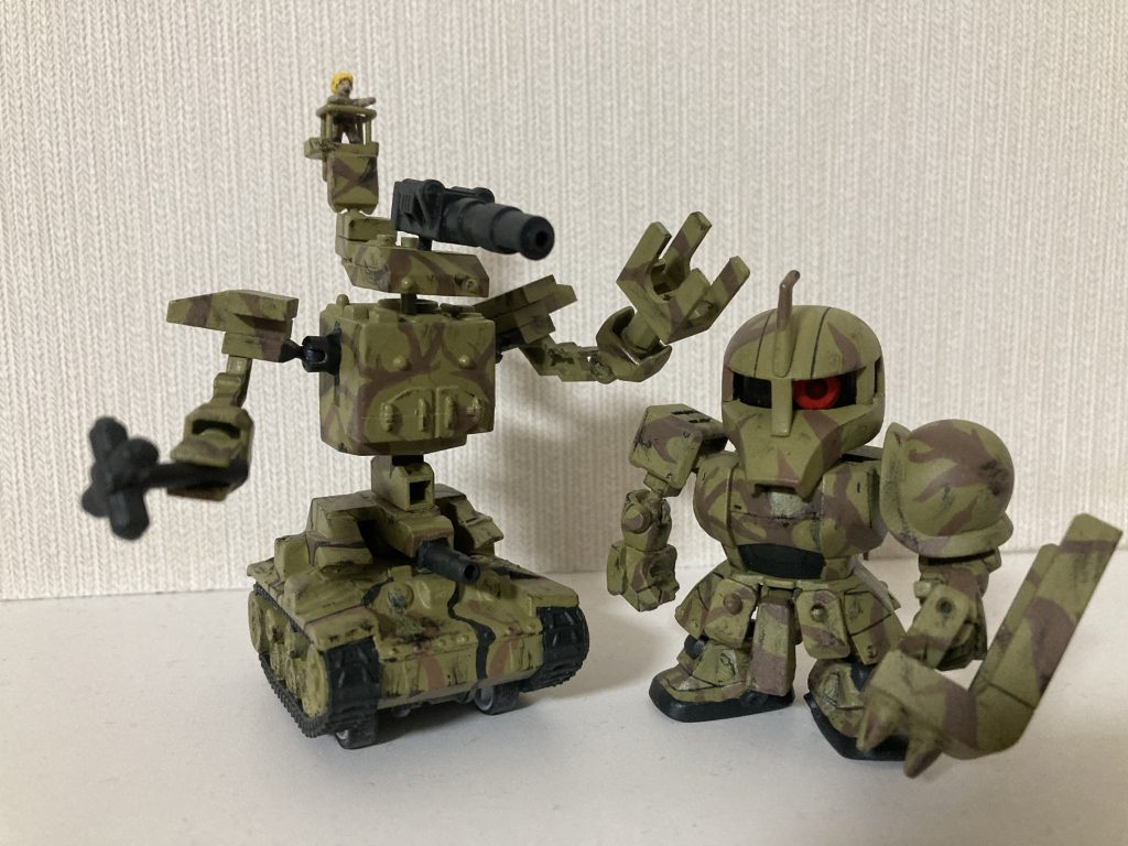 モノアイも可動式クリアパーツに改造。タンクユニットの手は台座のヤツですね。