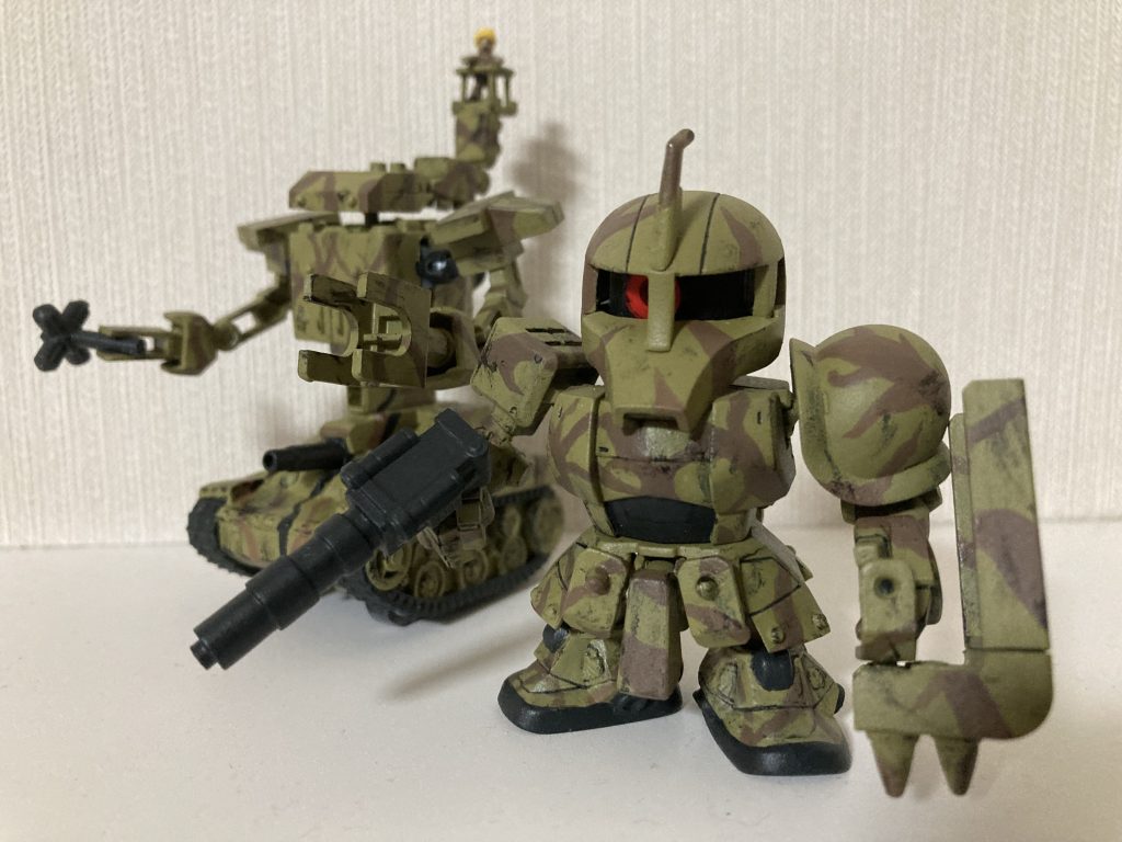 中尉機イメージです。後ろのタンクユニットと組み換えしてザクタンクモードになります。