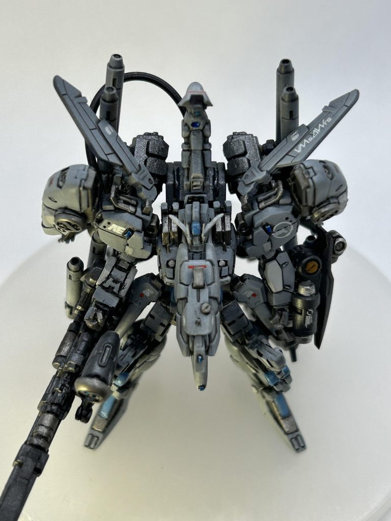 この角度がセンチネルっぽい…気がする肩の丸いデカールはエゥーゴのマークをカットしてそれっぽくしました😆