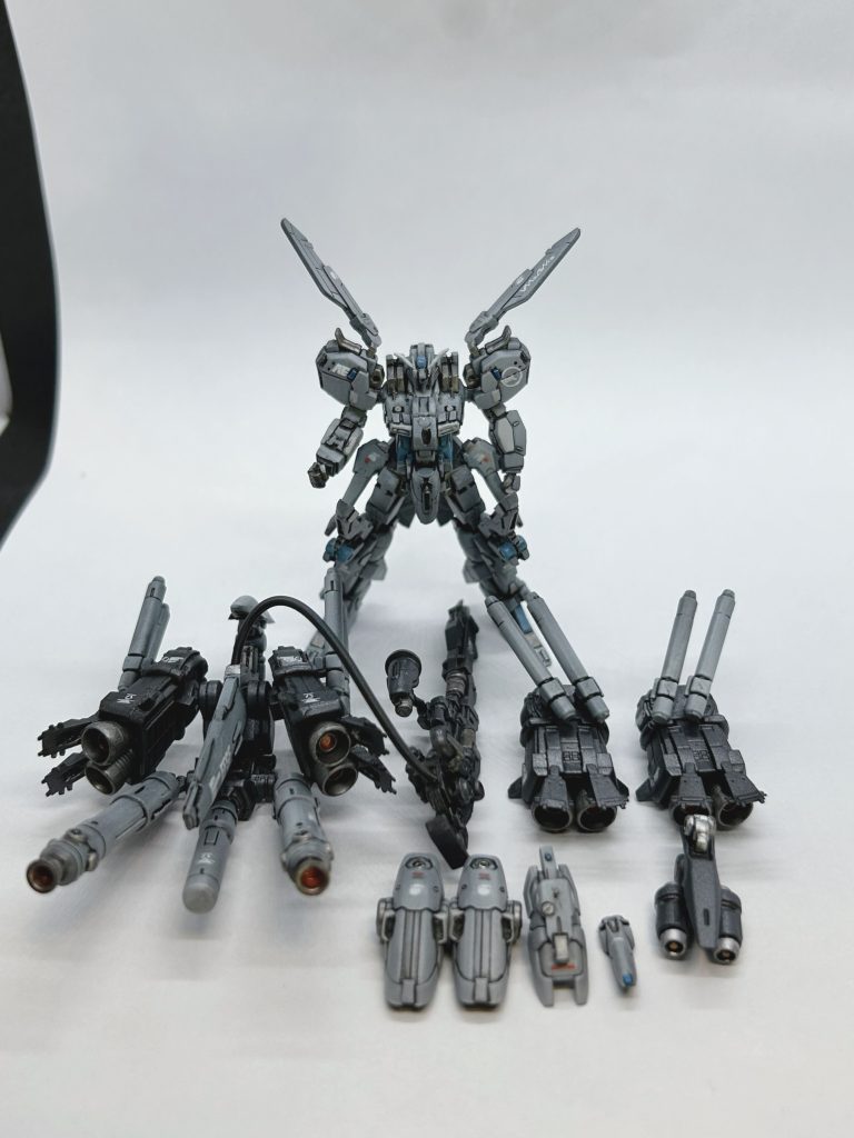 武装パージバージョン基本ネオジム磁石でくっ付けてます一部真鍮線接続もしてます😊こう見るとアーティファクトのいろんな機体のパーツを使ってますね!贅沢な仕様ですが、2体目のEx-Sのパーツ以外、全部改造などで使わなかったジャンクパーツです。無駄にせず再利用出来て良かったです😭