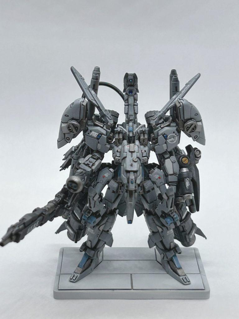 武装・キグナスネック超高感度カメラにより武装有効射程範囲の向上に成功、ネーミングは白鳥の首のような形状が所以である。・ショートバレルダブルビームカノンリフレクターインコムによる反射攻撃を有効にした速射性の高い手持ち武装、試作品だが取り回しが良い。・メガビームスマートガン背部ジェネレーターから直結したビームスマートガンの強化発展武器。威力、連射性が通常のスマートガンに比べて格段に向上、またキグナスネックの連動により超長距離射撃が可能になった。・ビームカノン✖️8同時発射は脅威。・大腿部ビームカノン✖️2Ex-sガンダムと同じもの。・胸部Iフィールドアーマー胸部に内蔵されたIフィールド使用時間を拡張するための小型ジェネレーター搭載型フロントガード。・肩部lフィールド✖️2内部に小型ジェネレーター搭載したlフィールド発生器またミサイルポットも内蔵されている。・レッグブースター✖️2バックパックと同様のブースターを左右両脚に取り付けている。・プロペラントタンク✖️3・インコム、リフレクターインコム✖️2