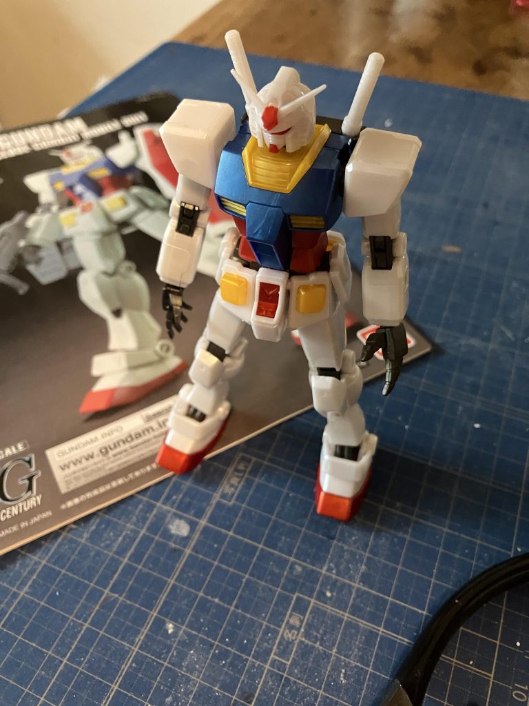 使用キットはRX-78 ガンダムガンダムベース限定メタリックグロスインジェクションになりますガンダムベース東京に初めて行った自分のお土産で購入しましたがパチ組みしても、うんガンダムだなぁと言う感じだったので思いきってダグラ…ゴホッゴホッ(-.-;)、「風にひとりで」をイメージして作りました