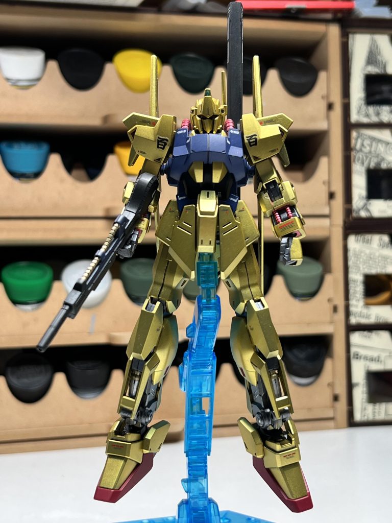 正面。デカールは余ったもの適当に。基本はアンダーゲートで合わせ目出ませんが、背部バインダー 腰 武器など合わせ目が出ます。ガンプラは基本塗装するのでアンダーゲート正直嫌いです。適当にカットすると目立つし中にあるとヤスリしずらい。