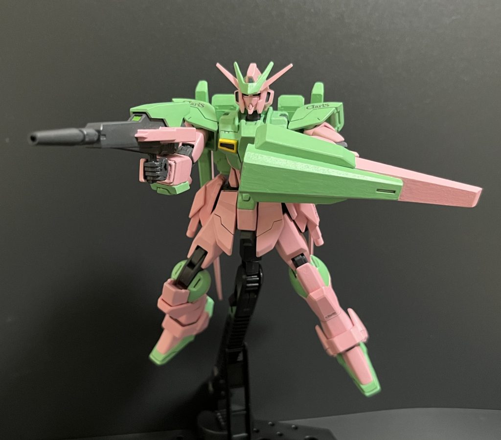 ビームライフルAGE-2のハイパードッズライフルを逆さにしてグリップの位置を変えたました。シールド一度プラ板でつくったものに適当なパーツを加工して貼り付けて制作したオリジナルシールドです。