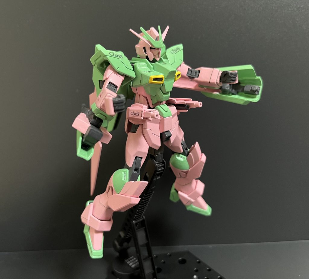 サイドアーマービーム砲分離形態のとき下半身パーツにも分かりやすい武器が欲しいと思って付けました。