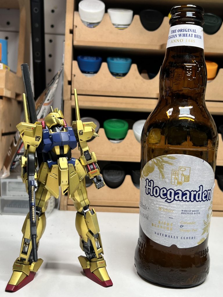 飲みかけのビールと比較。薄口のビールは飲み安くて美味しい。まぁ普段はハイボール一択です。