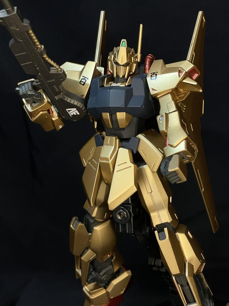 グレーのサーフェイサーに、ガイアのシルバーを下地に金の部分はレッドゴールド赤はメタルレッド、足元だけクリアルージュでちょっとキャンディーに胸部はディープオーシャンブルーで半艶バックパックは艶消しの黒で光沢の強弱をつけてみました