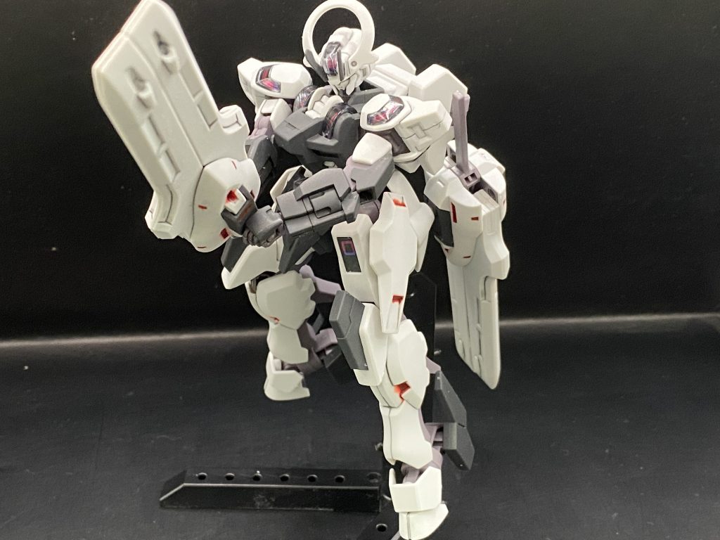 ガーディアンを両手で構えビームガトリングを発射するポーズ