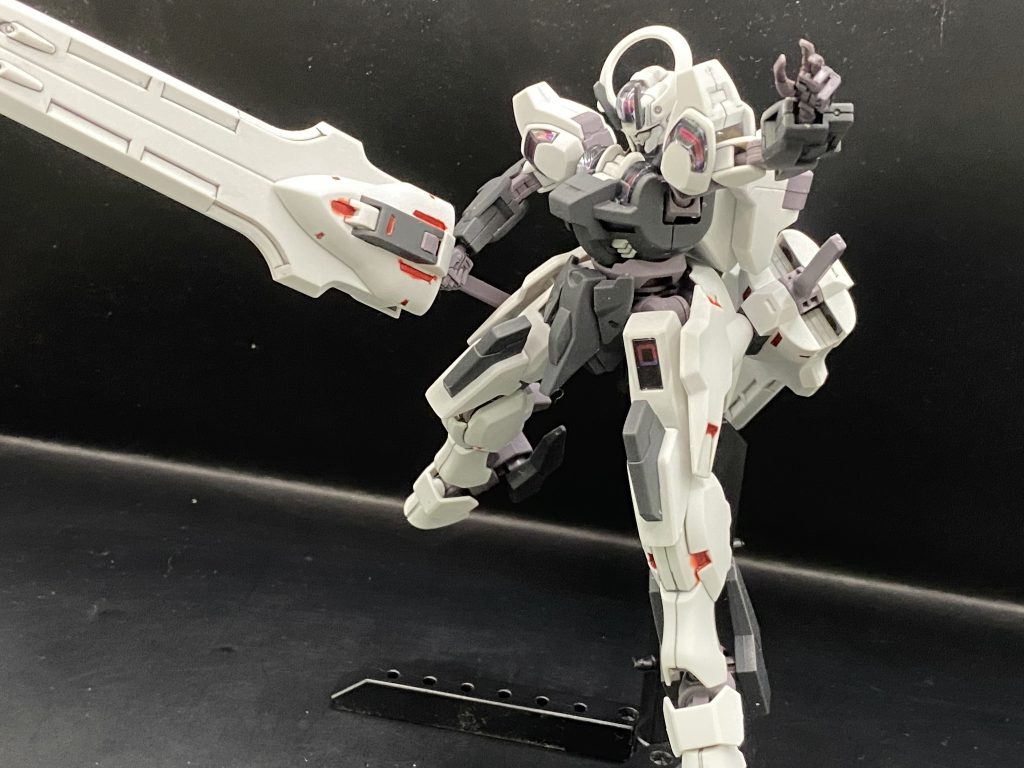 ガーディアンを片方だけ構えてポーズ。このスタイルだと元のシュバルゼッテの印象に近いです。