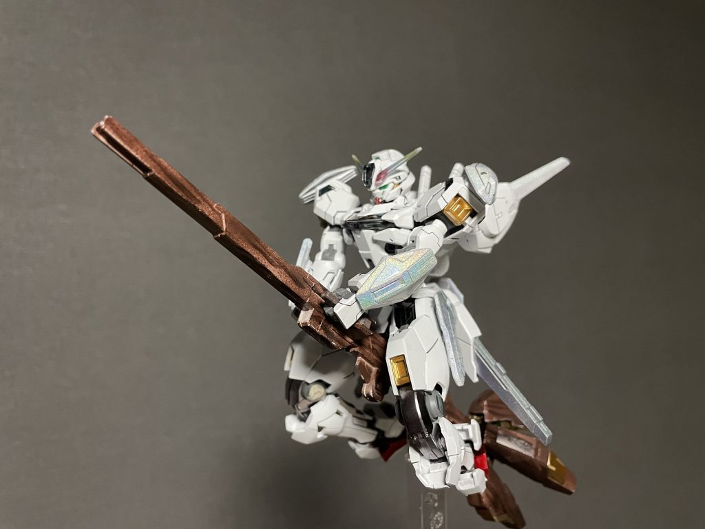 左脚で箒(笑)を支えています