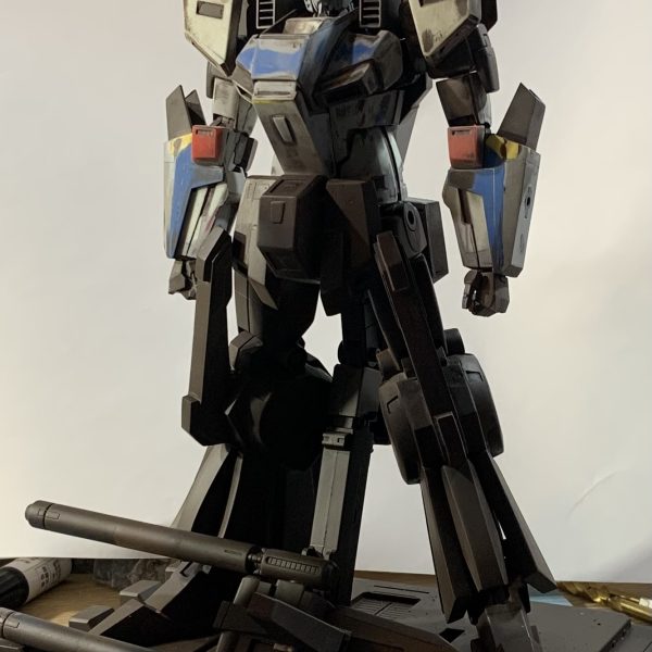 旧キット 1/100 ZZガンダム改修5前回、捨てサフを吹きキズとパテの繋ぎ目を確認したのですが、修正箇所が至る所にあるので修正を繰り返しやっと上半身が終わりました。まだ長い戦いになりそうです＿|￣|○（3枚目）