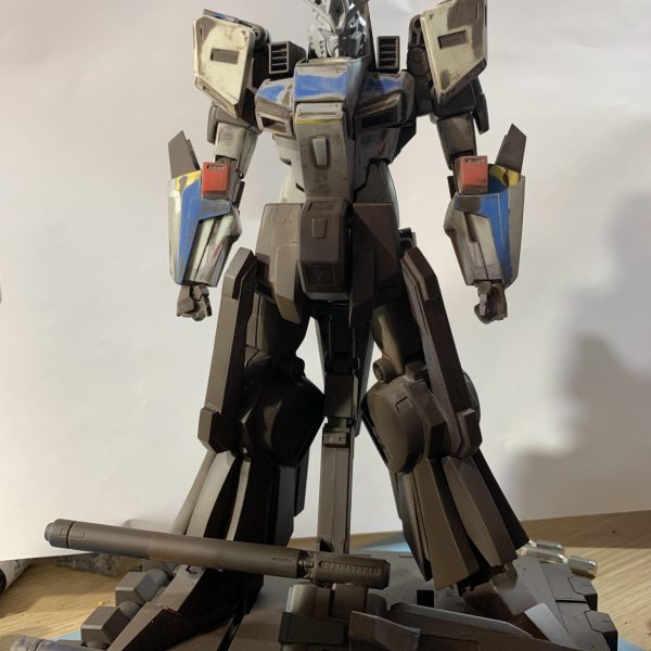 旧キット 1/100 ZZガンダム改修5前回、捨てサフを吹きキズとパテの繋ぎ目を確認したのですが、修正箇所が至る所にあるので修正を繰り返しやっと上半身が終わりました。まだ長い戦いになりそうです＿|￣|○（2枚目）