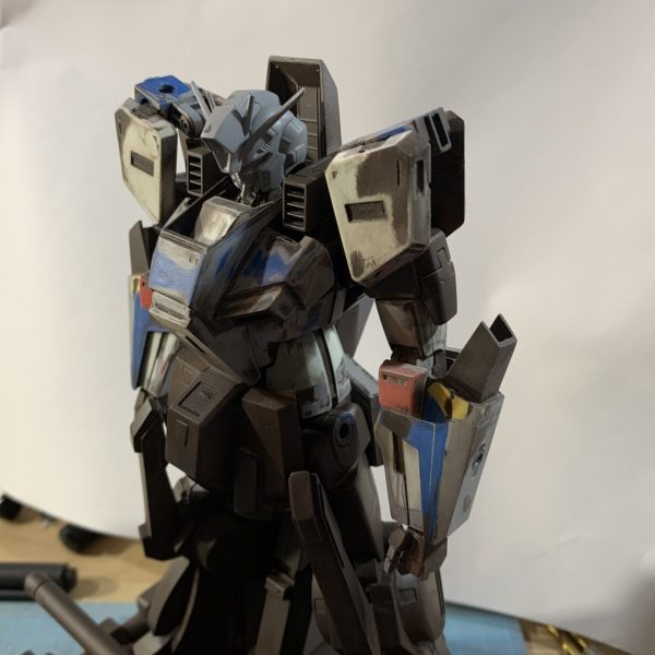 旧キット 1/100 ZZガンダム改修5前回、捨てサフを吹きキズとパテの繋ぎ目を確認したのですが、修正箇所が至る所にあるので修正を繰り返しやっと上半身が終わりました。まだ長い戦いになりそうです＿|￣|○（1枚目）