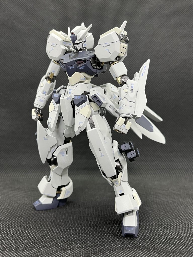 ガンヴォルヴァを有人機に…という設定を盛り込みつつ、カラーリングは