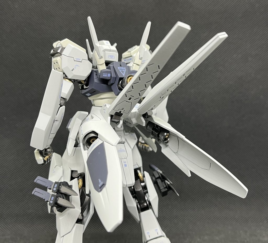 テールバインダーのスタビライザー部は、Hi-νガンダムのファンファンネルを流用し、大型化。