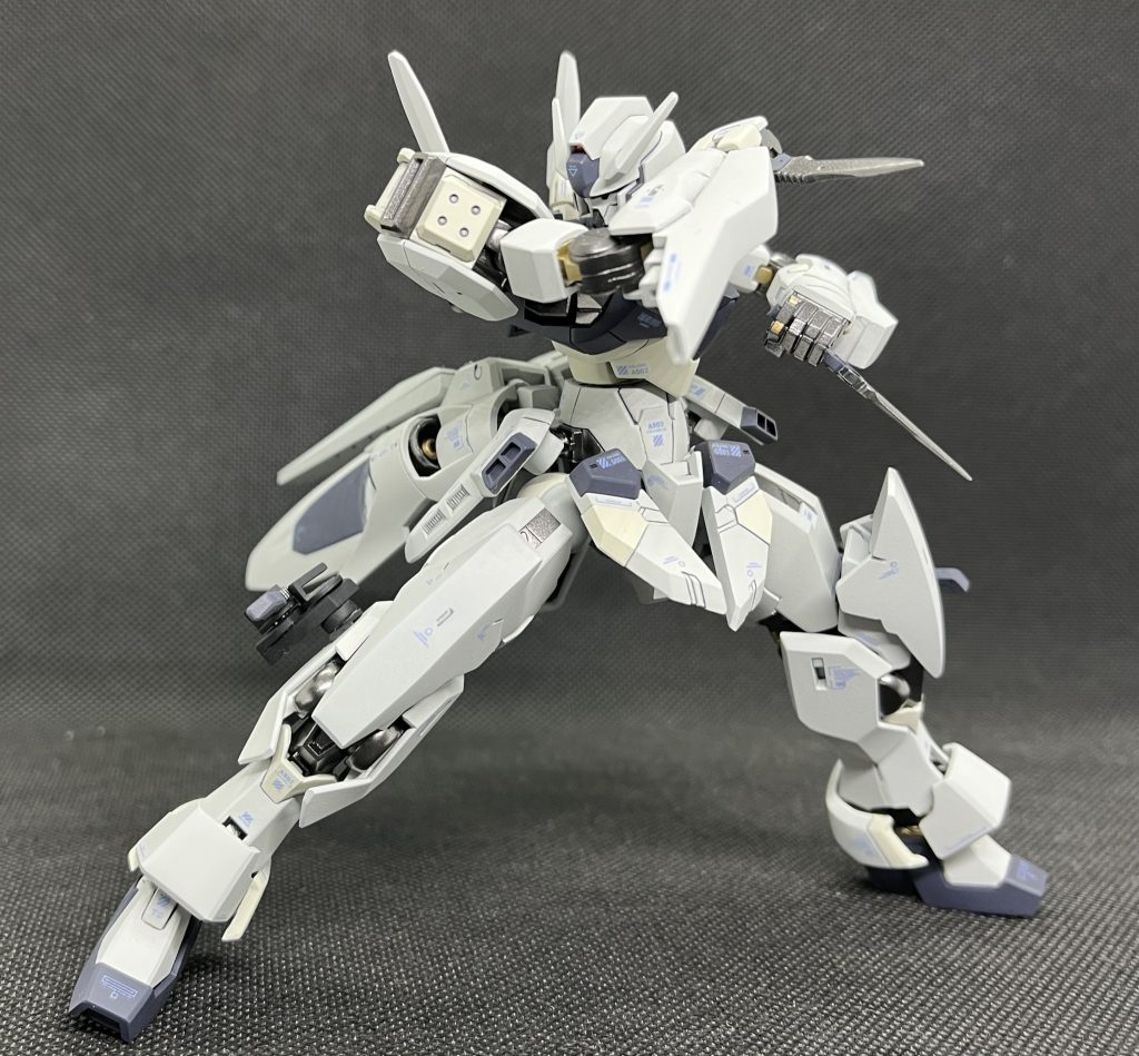 旧1/100ストライクのアーマーシュナイダーをベースにしたナイフは計4刀を左右のラックに2刀ずつ格納。迅な竜の尾棘をイメージした武器で、手持ちだけでなく投擲も可能な仕様としてます。